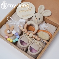 Cadeau en peluche de luxe animal en peluche lapin fait à la main avec accessoires en coton biologique comprenant un hochet, un anneau de dentition et une boîte à souvenirs