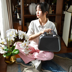 Estuche de Maquillaje Compacto de Viaje de Inspiración Japonesa para Mujer con Diseño de Gancho para Colgar, Compatible con Equipaje de 14 Pulgadas - Product Image 4