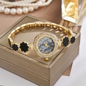 Offre Spéciale mode fleur de prunier bracelet montre à quartz dames montre gemme tempérament montre-bracelet pour filles Montre Femme - Product Image 6