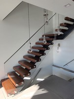 Rampe en verre artistique sur mesure à haute transparence et escalier flottant en bois pour la décoration de galeries d'art modernes et de studios créatifs