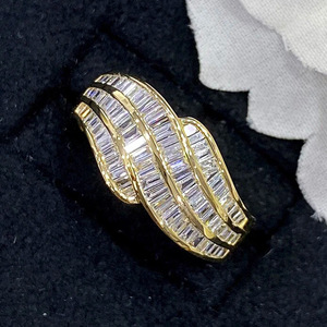 Anello con texture a onde per donna, gioiello da dito elegante e scintillante - Product Image 2