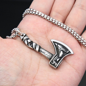 Yunnique – collier avec pendentif hache viking en acier inoxydable, avec motif loup et corbeau, pour hommes, cadeau, accessoire de bijouterie - Product Image 4