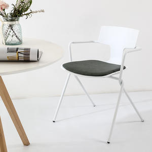 Silla de comedor de estilo nórdico con respaldo de metal blanco y asiento negro para uso en hogar moderno, oficina o cafetería. - Product Image 4