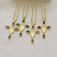 Collier pendentif en laiton plaqué or 18 carats, incrusté de zircons en forme de croix, élégant et subtilement luxueux, pour la vente en gros.