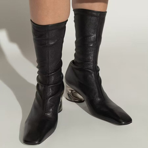 Bottines courtes pour femme à talons personnalisés en forme de crochet, bout carré, fermeture éclair latérale, talons variés, ajustées et unies - Product Image 2