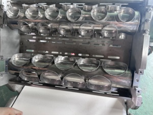 Machine à croissants semi-automatique, laminoir à <span class=keywords><strong>pâte</strong></span> <span class=keywords><strong>feuilletée</strong></span> continu, avec le meilleur <span class=keywords><strong>prix</strong></span> pour les machines à découper la <span class=keywords><strong>pâte</strong></span> - Product Image 6