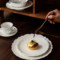 Service de table en porcelaine blanche de luxe, style occidental, à motifs festonnés en relief, comprenant des bols et assiettes en céramique pour steak et pâtisserie, compatibles micro-ondes et lave-vaisselle