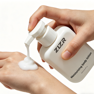 Lotion corporelle hydratante et éclaircissante légère, végane, enrichie en Vitamine B5, Glutathion, Alpha Arbutine, Vitamine C et Acide Hyaluronique, 300ml - Product Image 5