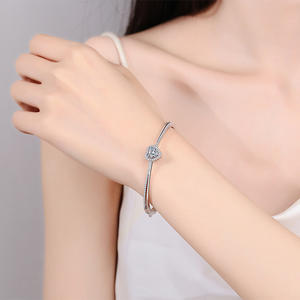 Brazalete en forma de corazón de diamante moissanita blanca temperamento elegante brazalete de boda de Plata de Ley 925 para mujer - Product Image 3