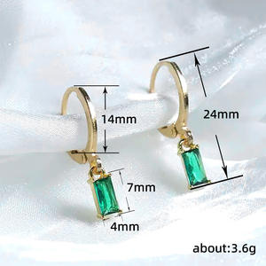Boucles d'oreilles créoles plaquées or E2574 avec pierre précieuse verte taille émeraude sertie clos, style classique, boucles d'oreilles pendantes raffinées pour femme - Product Image 6
