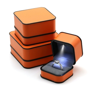 Caja de Regalo para Joyería EVERWIN con LED Naranja, Caja de Joyería Cuadrada con Forro de Terciopelo para Anillos, Collares, Pulseras y Colgantes - Product Image 3
