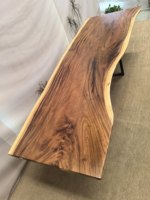 Table de salle à manger rectangulaire en bois massif avec bord naturel, idéale pour la maison, l'hôtel ou l'atelier