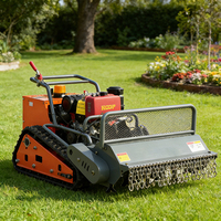 Mini-tracteur multifonctionnel télécommandé sans fil à chenilles pour tonte de pelouse, avec conception anti-herbe et capacité de creusement profond, idéal pour les espaces extérieurs.