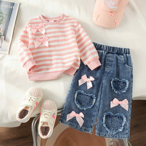 Set Casual per <span class=keywords><strong>Bambina</strong></span>, <span class=keywords><strong>Felpa</strong></span> a Righe Rosa e <span class=keywords><strong>Bianca</strong></span> a Maniche Lunghe + Jeans con Motivo a Cuori e Fiocchi, Set Carino 2 Pezzi - Product Image 1