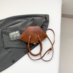 Sac à main demi-lune mini pour femme en cuir PU brillant avec détail nœud, porté épaule - Product Image 4