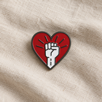 Épinglette en émail personnalisée Poing de Solidarité Cœur Rouge, Badge de revers en métal pour événements communautaires et cadeaux promotionnels
