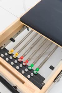 Reformer Pilates haut de gamme personnalisé <span class=keywords><strong>avec</strong></span> <span class=keywords><strong>lit</strong></span> en hêtre, équipement de gym polyvalent pour la maison, idéal pour le yoga, la perte de poids et le remodelage corporel - Product Image 6