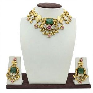 Ensemble de collier choker plaqué or traditionnel avec pierre verte, design floral Kundan Polki et boucles d'oreilles assorties pour tenue de mariée - Product Image 3