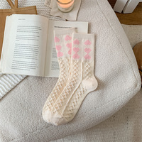 Chaussettes douces et chaudes en velours nuageux pour femmes, chaussettes mi-mollet pour l'automne et l'hiver, chaussettes en forme de cœur pour l'extérieur