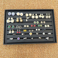 Baki Pajangan Perhiasan Kulit Hitam Premium yang Dapat Ditumpuk, Kotak Perhiasan Organizer untuk Kalung, Cincin, Anting, Liontin, dan Gelang