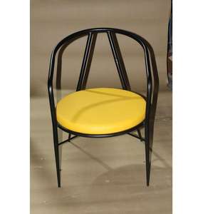 Chaise moderne avec coussin en tissu jaune et structure en fer noir pour salon, extérieur, hôtels, appartements, événements - Product Image 2