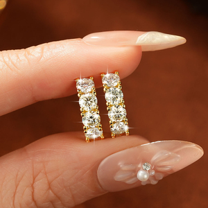 <span class=keywords><strong>Orecchini</strong></span> <span class=keywords><strong>a</strong></span> <span class=keywords><strong>Cerchio</strong></span> da Donna <span class=keywords><strong>in</strong></span> Moissanite da 0,3 ct, 4 mm, Placcati <span class=keywords><strong>Oro</strong></span> 14K, con Chiusura <span class=keywords><strong>a</strong></span> Gancio, Nuova Collezione, Regalo di Compleanno - Product Image 4