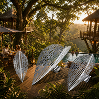 Grand jardin thermique avec des sculptures de feuilles en acier inoxydable poli, style Feng Shui moderne