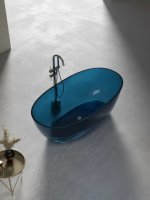 Élégant drain de baignoire ovale autoportant en résine transparente multicolore, moderne et écologique, pour usage intérieur en villa