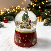 Globe à neige en résine, gnome de Noël, globe à eau peint à la main, base rouge, motif cadeau, ornement de table, décoration de maison pour les fêtes