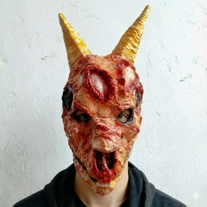 Masque facial tendance en latex pour cosplay d'Halloween, avec cornes de démon, coins vifs, cavités oculaires creuses, surface rugueuse et nez plissé - Product Image 1
