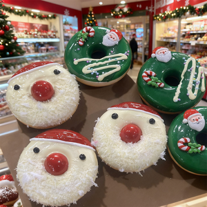 Adornos Navideños de Plástico con Forma de Donut, Color Verde, Incluye Gorro, Decoración Festiva con Cereza, Regalo para Crear un Ambiente Navideño - Product Image 5