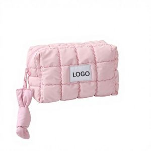 Pochette de voyage matelassée pour femme, sac de maquillage personnalisé avec fermeture éclair en nylon - Product Image 1
