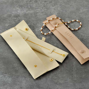 Nouveau bracelet de luxe sac de rangement pour bijoux emballage cadeau ensemble de pochettes et de tampons en microfibre à longue chaîne avec bouton imprimé personnalisé - Product Image 2