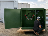 Transformateur de distribution commercial 1500 kVA sur socle, de type compartimenté rempli de liquide, pour machine de minage de crypto-monnaies Bictoin