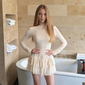 Vestido Elegante de Manga Larga para Mujer, Amarillo Suave, de Un Solo Hombro, con Encaje y Diseño de Falda de Pastel, de Doble Uso - Product Image 2