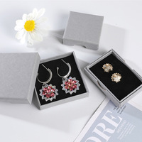 Boîte rose deux pièces boîte d'emballage de bijoux en gros bijoux boucle d'oreille collier paquet boîte de papier avec trou pour doigt et mousse