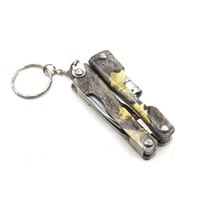 Outil multifonction portable de survie en plein air en acier inoxydable camouflage avec lampe de poche, porte-clés et fonction DIY métrique OEM