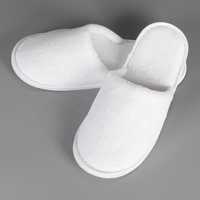 Chaussons d'hôtel de luxe à bout fermé en velours gaufré en polaire corail blanc jetables
