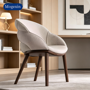 Fauteuil d'appoint moderne de luxe à dossier festonné en forme de pétale, rembourré en tissu, avec pieds en bois massif de noyer - Product Image 1
