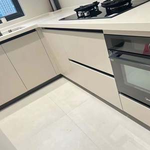 Gabinete de Cocina de Roble de Lujo Personalizable con Acabado de Puerta de Cuarzo Color Teca para Organizar Utensilios de Cocina - Product Image 5