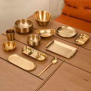 Ensemble de 6 couverts coréens en acier inoxydable doré pour barbecue et restaurant, comprenant tasses, cuillères, baguettes, 4 assiettes et bols de service - Product Image 2