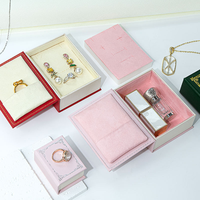 Boîte à bijoux rigide en papier d'art avec logo personnalisé en relief, insert en velours pour bague, boucles d'oreilles, collier, emballage cadeau, vente en gros