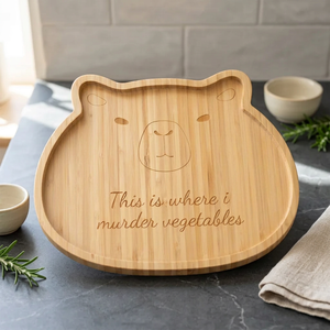 Planche à découper en bambou en forme d'ours gravée avec le message « C'est ici que je tue les légumes », plateau de service mignon pour la cuisine, design durable - Product Image 1