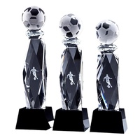 Souvenir de médaille gravée en 3D du trophée de football en cristal créatif personnalisé pour MVP pour les compétitions internes de sculpture et les événements sportifs
