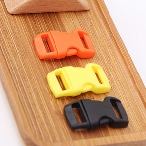 Hebilla de plástico colorida y ajustable para accesorios de bolsos, fácil de usar - Product Image 1