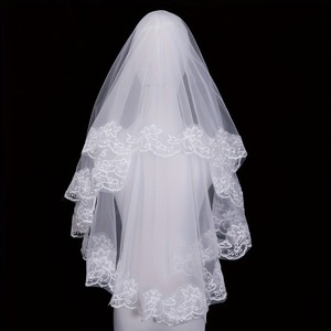 Velo da Sposa Corto Bianco a 2 Strati con Applicazioni, Elegante Bordo in Pizzo e Motivi Floreali - Product Image 1