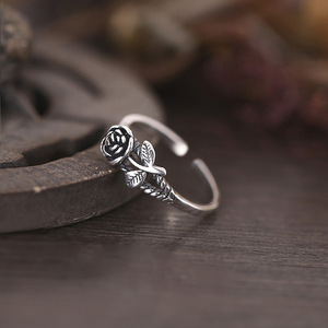 Anello Aperto Creativo a Forma di Rosa per Donne, Elegante Fascia Floreale Vintage, Accessorio Gioiello per Outfit Quotidiani e Feste - Product Image 1