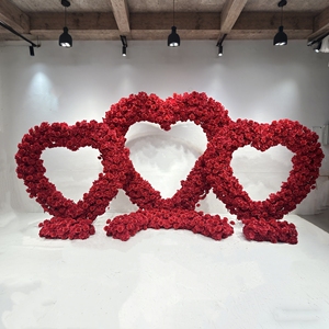 Arco de Flores Artificiales en Forma de Corazón Rojo para Decoración de Bodas - Product Image 2