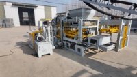 Machine automatique de fabrication de blocs de ciment hydrauliques contrôlée par PLC QT6-15 avec pompe moteur pour moules de pavés creux et de bordures personnalisés