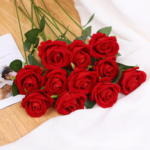 Rosa de Terciopelo Artificial de 7cm, Roja, Decoración para Bodas, Adorno para el Hogar, Accesorio de Fotografía, Alta Simulación, Uso en Exteriores - Product Image 1